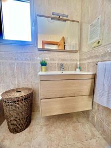 een badkamer met een wastafel en een spiegel bij Apartamento MariaLuisa in Oliva