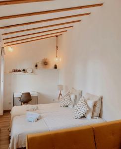 Un dormitorio con una cama grande con almohadas. en VillaMar Figueira da Foz en Figueira da Foz