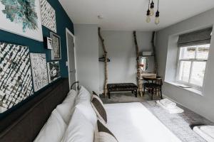 sala de estar con sofá en una habitación en HOLLINS NOOK - Countryside House - Gateway to Lakes National Park en Burneside