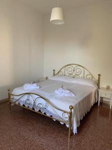 a bedroom with a bed with white sheets and a lamp at Nonna Nesti in Cortona