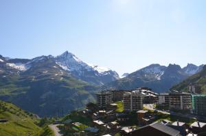 a view of a city with mountains in the background at Spacieux Studio - Les chaudes Almes in Tignes