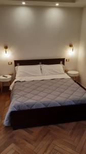 埃爾科拉諾的住宿－Il Gran Portale，卧室设有一张大床和两张桌子