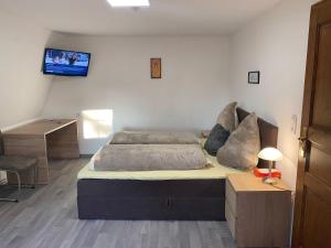 1 dormitorio con 1 cama y TV en la pared en Zimmervermietung Abir, en Dresden
