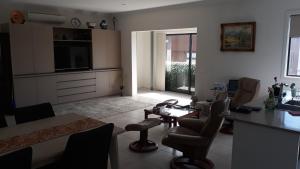 cocina y sala de estar con mesa y sillas en 2 stern street,mornington, en Mornington