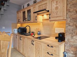 Kuchyňa alebo kuchynka v ubytovaní Apartament Butorowy Kościelisko