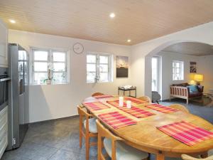 eine Küche und ein Esszimmer mit einem Tisch und Stühlen in der Unterkunft Holiday home Jægerspris XLIII in Jægerspris