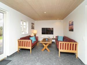 Sala de estar con 2 sofás y mesa en Holiday home Jægerspris XLIII en Jægerspris