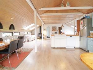 cocina y sala de estar con mesa y sillas en Holiday home Kirke Hyllinge X, en Kirke-Hyllinge