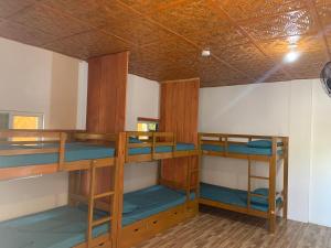 Cette chambre comprend 4 lits superposés. dans l'établissement Izla Soanna, à Panglao