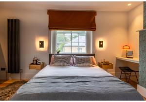 sypialnia z dużym łóżkiem i oknem w obiekcie Luxury & Location! Bakewell Georgian Townhouse - 'The Haywood' w mieście Bakewell
