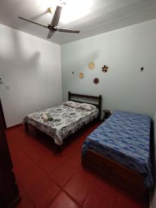 Casa Mineira في ألتر دو تشاو: غرفة نوم بسرير ومروحة سقف
