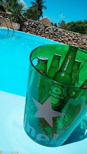 un cubo lleno de botellas de cerveza en una piscina en Pousada Barra Sol, en Barra de São Miguel