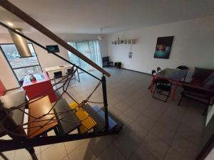 una vista aérea de una sala de estar con una escalera en Galeria kolorów pokój 4 osobowy en Lodz