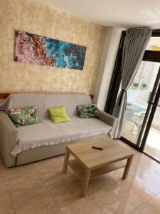 een woonkamer met een bank en een salontafel bij Apartment Modern 2 Playa del Ingles in San Bartolomé