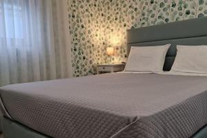 una camera da letto con un letto grande e una finestra di Casa de Férias_As Oliveiras III a Espinho