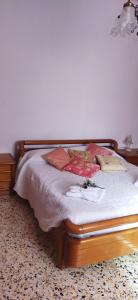 a bed with pink pillows on it in a bedroom at Nonna Nesti in Cortona