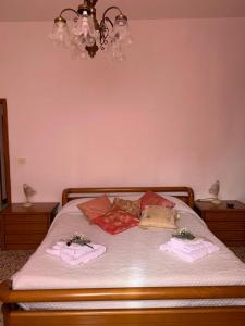 a bedroom with a bed with towels on it at Nonna Nesti in Cortona
