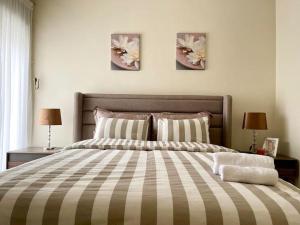 um quarto com uma cama grande, 2 candeeiros e 2 quadros em Amazing Apartment in Gauthier em Casablanca