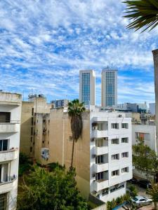 uma cidade com edifícios altos e uma palmeira em Amazing Apartment in Gauthier em Casablanca