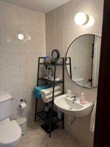 een badkamer met een wastafel, een spiegel en een toilet bij Apartament Cosy House with pool, Paphos Pafos,Tombs of Kings in Paphos