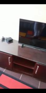 een tafel met een televisie erop bij Your home in Sharm El Sheikh