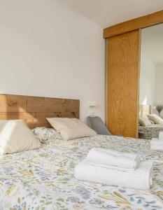 Un dormitorio con una cama grande con almohadas. en Apartamento Elurra Formigal en Formigal