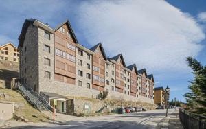 an external view of a building at Apartamento Elurra Formigal in Formigal
