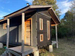 une petite maison assise au-dessus d'une plate-forme en bois dans l'établissement Araucanía Pura, à Malalcahuello