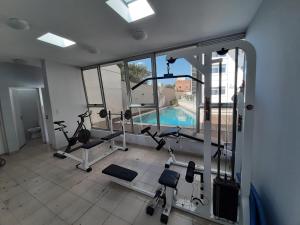 - une salle de sport avec des équipements de cardio-training et une piscine dans l'établissement Departamento MeR, à Río Cuarto