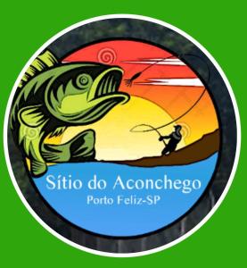 um botão com uma foto de um peixe e um homem pescando em Chalés Pesqueiro Sitio do Aconchego em Porto Feliz