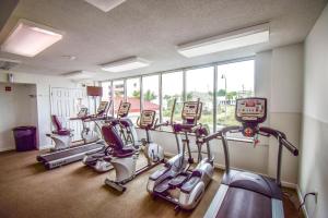Fitness centrum a/nebo fitness zařízení v ubytování Crescent Shores S 1209 condo