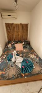 a bedroom with a bed with towels on it at TI-TI Diamant Studio Plage du Diamant 2 Pers Clim WIFI in Le Diamant