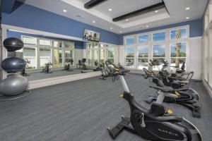 un gimnasio con varias cintas de correr y bicicletas estáticas en Ideal Modern Retreat, en Jacksonville