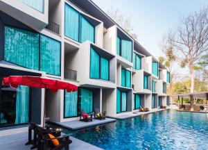 沙美岛Stellars Samed Resort的一座带游泳池和大楼的酒店