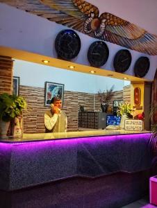 un hombre hablando por celular en un bar en Sea View Hotel, en Hurghada