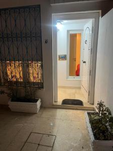 una puerta que conduce a una habitación con pasillo en La deuxième perla sidi bou said en Sidi Bou Saïd