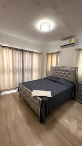 een slaapkamer met een bed in een kamer met gordijnen bij Brand New Apt in PUNTA CANA. in Punta Cana