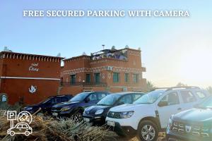 a group of cars parked in front of a building at Riad Chay & Boutique in Ouarzazate
