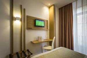 Televízia a/alebo spoločenská miestnosť v ubytovaní Hotel Comfort Dauro 2