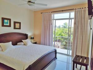 een slaapkamer met een bed en een glazen schuifdeur bij Ocean Dreams Galapagos in Puerto Ayora