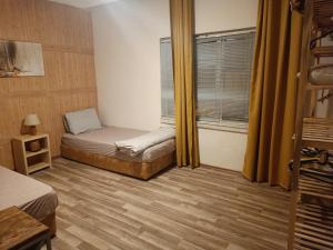 Kleines Zimmer mit einem Bett und einem Fenster in der Unterkunft Happy Accomation Houses 192mt toHarbour in Marmaris