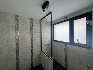 bagno con doccia e finestra di LAJUACA II a San Salvador de Jujuy