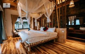 Säng eller sängar i ett rum på Mường Lò Retreat Nghia Lo