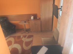 Zimmer mit einem Tisch, einem Stuhl und einem TV in der Unterkunft Ośrodek Wypoczynkowy Janówka in Ciechocinek