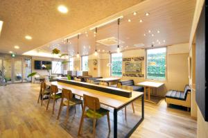 un restaurant avec une grande table et des chaises dans l'établissement Annex Hotel Abe, à Kurihara
