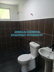 亞庇的住宿－Jeminlin homestay, budget price，一间带卫生间和水槽的浴室