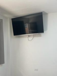 にあるllacaの白壁の薄型テレビ