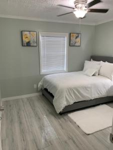 1 dormitorio con 1 cama y ventilador de techo en Sunshine Villa Two, en Jacksonville