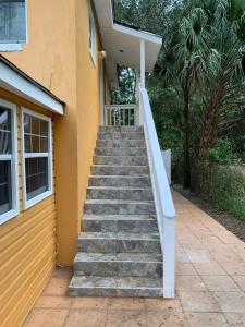 un conjunto de escaleras que conducen a una casa en Sunshine Villa Two, en Jacksonville
