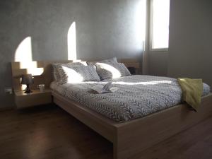um quarto com uma cama com um livro em Residence Campanelle 54 em Trieste